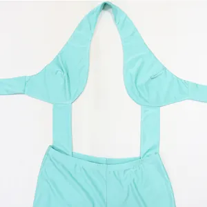 Dettaglio dello scollo all'americana e del design cut-out di questa tuta verde menta
