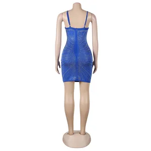 Detalle de la vista trasera de un mini vestido ajustado azul con brillantes diamantes
