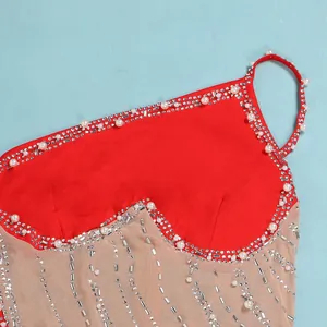 Primo piano di un abito sexy in rete rossa con perle e strass scintillanti decorativi