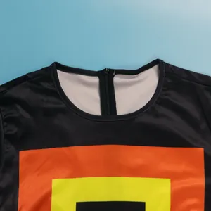 Detalle del cuello redondo y la cremallera de un vestido largo con estampado geométrico