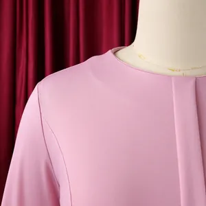 Gros plan détaillé de l'encolure et du tissu d'une robe rose à col rond chic