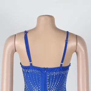 Vista trasera de un vestido de noche azul real con elegantes patrones de strass