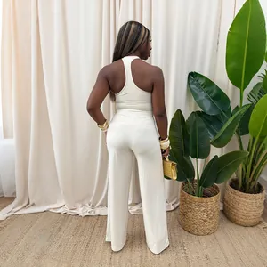 Vista posteriore di un set crema chic con top a vogatore e pantaloni a gamba larga