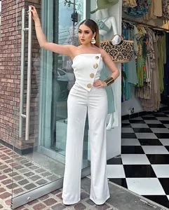 Detailansicht eines weißen trägerlosen Jumpsuits mit Goldknöpfen und weitem Beinschnitt