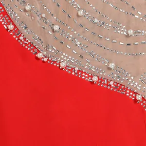 Dettaglio di perle e strass su tessuto a rete rossa per abito elegante