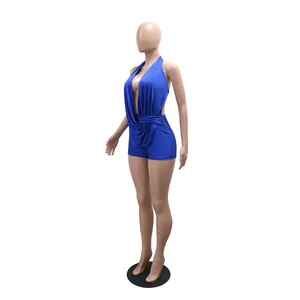 Tuta scamiciata blu tinta unita alla moda con scollo all'americana mostrata su un manichino.