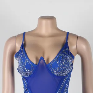 Primer plano de los brillantes motivos de strass en un vestido azul de tirantes