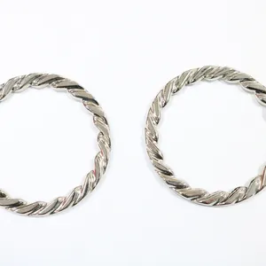 Dettaglio ravvicinato di anelli metallici intrecciati argento per accessorio tuta intera