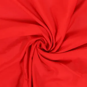 Dettaglio macro di tessuto a rete rosso vibrante con trama a maglia fine e morbida