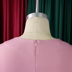 Gros plan sur la fermeture éclair invisible au dos d'une robe crayon rose élégante