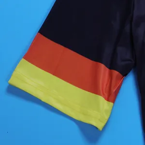 Primer plano del diseño de la manga con rayas tricolores en bandas de color negro, rojo y amarillo