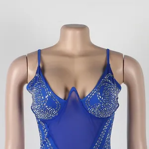Primer plano de un vestido lencero azul real con pedrería y detalles de malla sexy