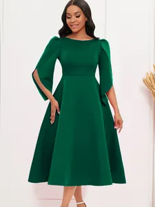 Elegant emerald green A-line evening dress with round neck and slit flare sleeves