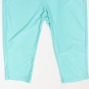 Dettaglio dei pantaloni della tuta corti turchesi slim fit con consistenza del tessuto