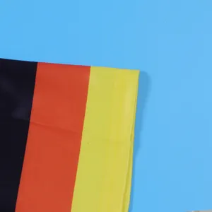 Detalle de la costura en un vestido largo con estampado de bloques de color tricolor