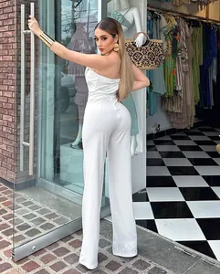 Seitenansicht eines eleganten weißen trägerlosen Overalls in einer Boutique-Umgebung
