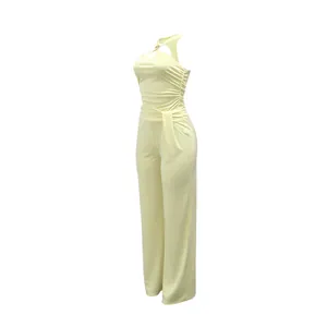 Completo elegante da donna con pantaloni a gamba larga e top arricciato in giallo tenue
