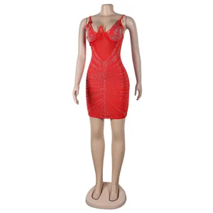 Vestido corto rojo con adornos de pedrería plateada y escote en V de malla.