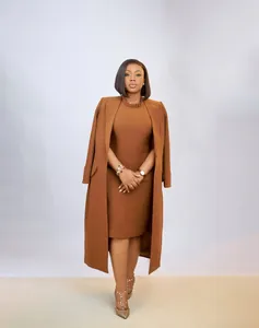 Gesamtansicht eines braunen zweiteiligen Sets mit tailliertem Kleid und Mantel.