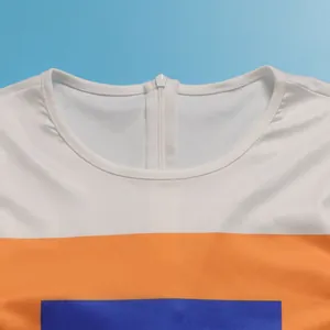 Detalle del cuello redondo y cremallera en un vestido largo y suelto de bloques