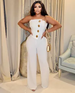 Eleganter weißer trägerloser Jumpsuit mit weitem Bein und goldenen Zierknöpfen.