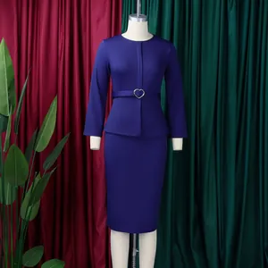 Ensemble élégant jupe crayon deux pièces bleu roi avec ceinture cœur pour le bureau.