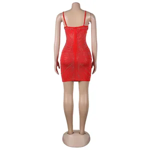 Detalle posterior de un minivestido ajustado rojo con adornos de pedrería plateada