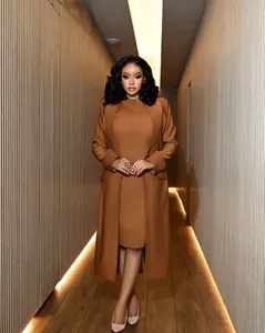 Detailansicht eines eleganten braunen zweiteiligen Weste- und Kleid-Sets im Flur
