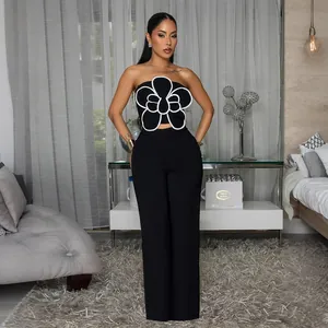 Ensemble deux pièces élégant avec haut bandeau à fleur et pantalon large noir