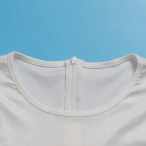 Primer plano del escote del vestido blanco con una cremallera oculta trasera de calidad.