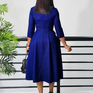 Vue arrière d'une robe midi bleu roi élégante avec taille plissée et manches 3/4