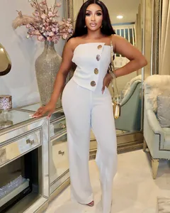 Eleganter weißer trägerloser Jumpsuit mit dekorativen Goldknöpfen und weitem Bein.