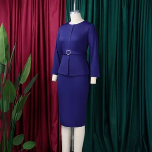 Vue détaillée d'un ensemble haut à basque violet et jupe crayon sur un mannequin