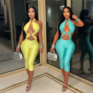 Tuta sexy a lupetto con ritagli e anelli metallici in vivaci colori giallo e blu