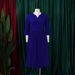 Élégante robe mi-longue plissée bleu roi avec col en V et manches 3/4 sur mannequin