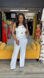 Eleganter weißer ärmelloser trägerloser Jumpsuit mit weitem Bein und Goldknöpfen