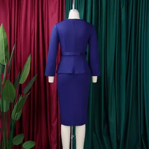 Vue arrière d'une élégante robe crayon à basque violette avec ceinture sur un mannequin.