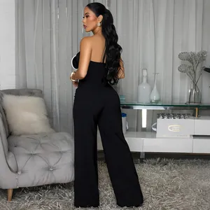 Vue de dos d'un ensemble deux pièces noir avec top bandeau fleur et pantalon large.