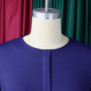 Vue détaillée de l'élégante encolure ronde et du tissu côtelé de cette robe OL violette.