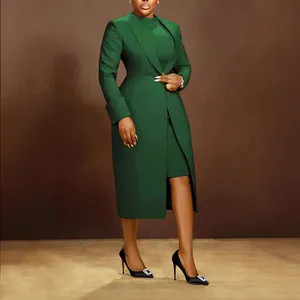 Elegantes dunkelgrünes Set aus langem Westen-Blazer mit Revers und passendem Kleid.