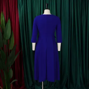 Vue arrière d'une robe mi-longue plissée bleu roi élégante sur mannequin