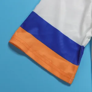 Primer plano de la manga tricolor de un vestido largo casual con rayas vibrantes