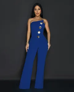 Königsblauer trägerloser Jumpsuit mit Schlaghose und eleganten Goldknöpfen am Oberteil.