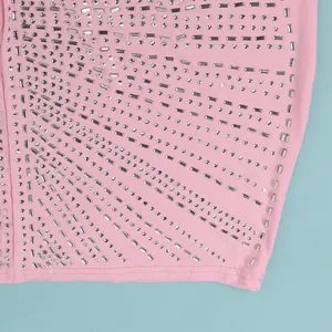 Detalle de diamantes de imitación plateados brillantes en tela de vestido rosa