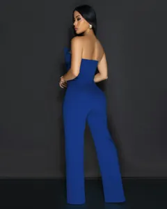 Rückansicht eines eleganten königsblauen trägerlosen Jumpsuits mit weitem Beinschnitt