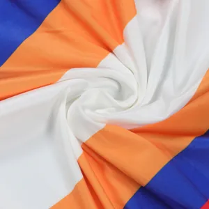 Primer plano de la suave textura de tela a rayas tricolores de este vestido largo.