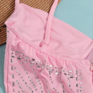 Primer plano detallado del tejido de vestido rosa sexy con pedrería y tirantes finos