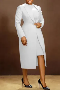 Elegantes weißes zweiteiliges Set mit langer Reversweste und passendem Minirock.