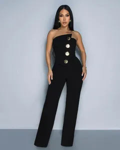 Schicker schwarzer trägerloser Jumpsuit mit weitem Bein und goldenen Knöpfen für Damen.