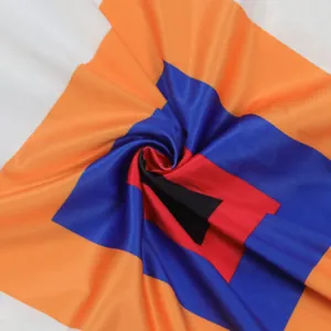 Detalle macro de tela con estampado geométrico de bloques de color para vestido largo de mujer